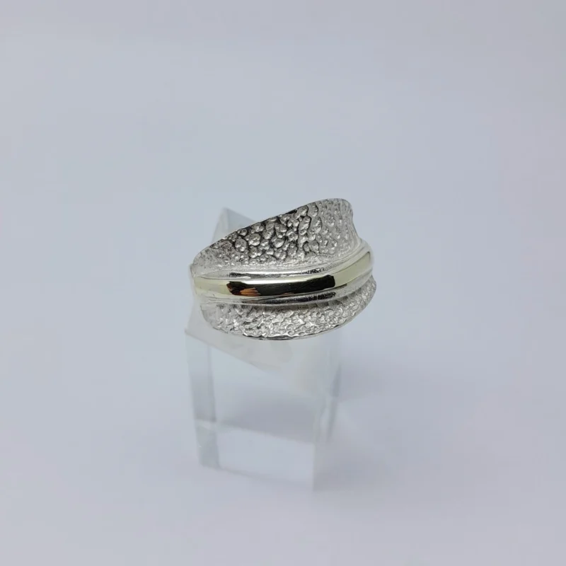 Anillo plata y oro martillado - Imagen 2