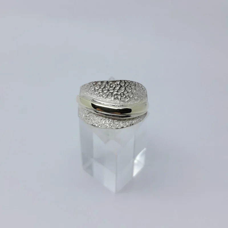 Anillo plata y oro martillado