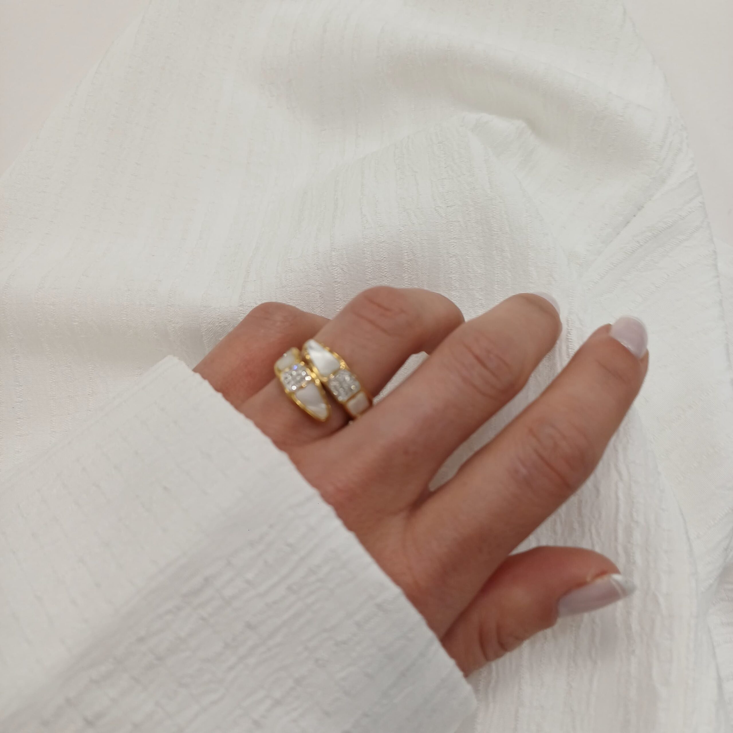 Anillo Acero Dorado -Cruzado